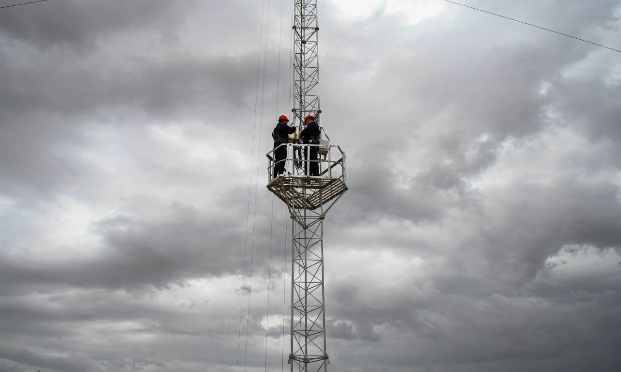 西極，是中國(guó)西部最邊緣、日落最晚的地方。在這里可以觸摸時(shí)代的脈動(dòng)，感受激蕩著亙古荒涼的帕米爾高原。而在不遠(yuǎn)的55公里外，一個(gè)新的“生命”正在悄悄孕育。2022年1月，國(guó)家能源集團(tuán)工作人員在南疆樹(shù)立起了第一座測(cè)風(fēng)塔。劉思琛 攝