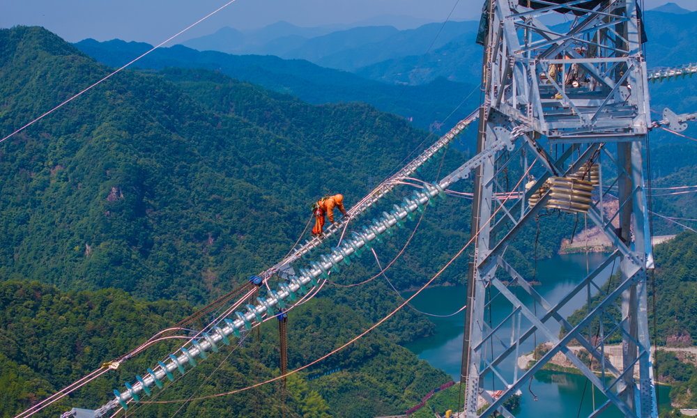 國家電網浙江送變電公司工作人員在國網新源縉云抽水蓄能電站500千伏送出工程麗水段開展高空走線驗收工作。