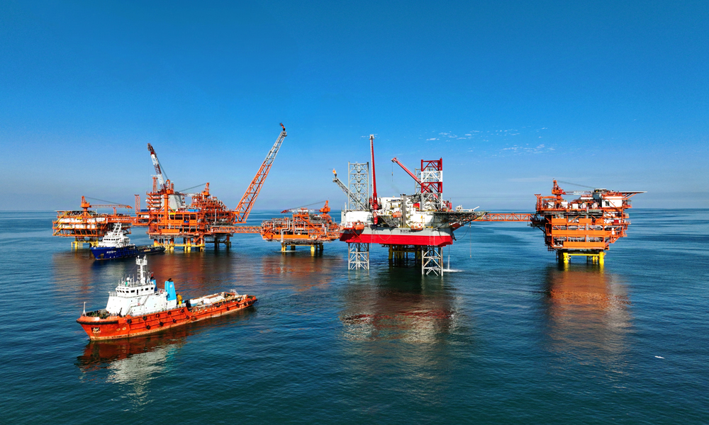 為加快油田產(chǎn)能釋放，渤中19-2油田開(kāi)發(fā)項(xiàng)目踐行區(qū)域一體化開(kāi)發(fā)策略，充分利用周邊設(shè)施，在最短時(shí)間內(nèi)完成全項(xiàng)目布局。其中，渤中19-2中心平臺(tái)與渤中19-6凝析氣田及“岸電下海”工程相連接，共同構(gòu)成 “油田+氣田+岸電”模式的“五星連珠”油氣生產(chǎn)集群，建成渤海中部海上油氣集輸?shù)年P(guān)鍵樞紐。