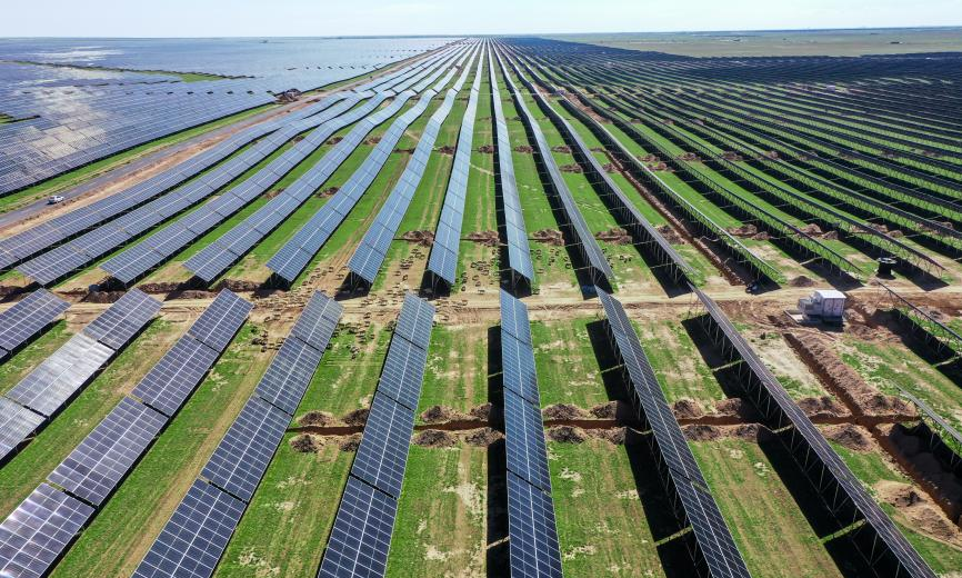 國家能源集團國電電力蒙西藍海光伏電站（蒙西鄂爾多斯采煤沉陷區300萬千瓦光伏基地項目）是國家第二批以沙漠、戈壁、荒漠地區為重點的大型風電光伏基地項目之一，是國家“西電東送、西部開發”內蒙古鄂爾多斯上海廟至山東臨沂±800千伏特高壓直流輸電工程重點配套項目，按照“火光打捆，一體送出”思路送至山東消納。項目全容量并網投產后，預計年發電量達57億千瓦時，可滿足200萬戶居民一年的生活用電。按照火電標準煤耗計算，每年可節約標煤171萬噸、減排二氧化碳約470萬噸，相當于植樹6.27萬公頃。