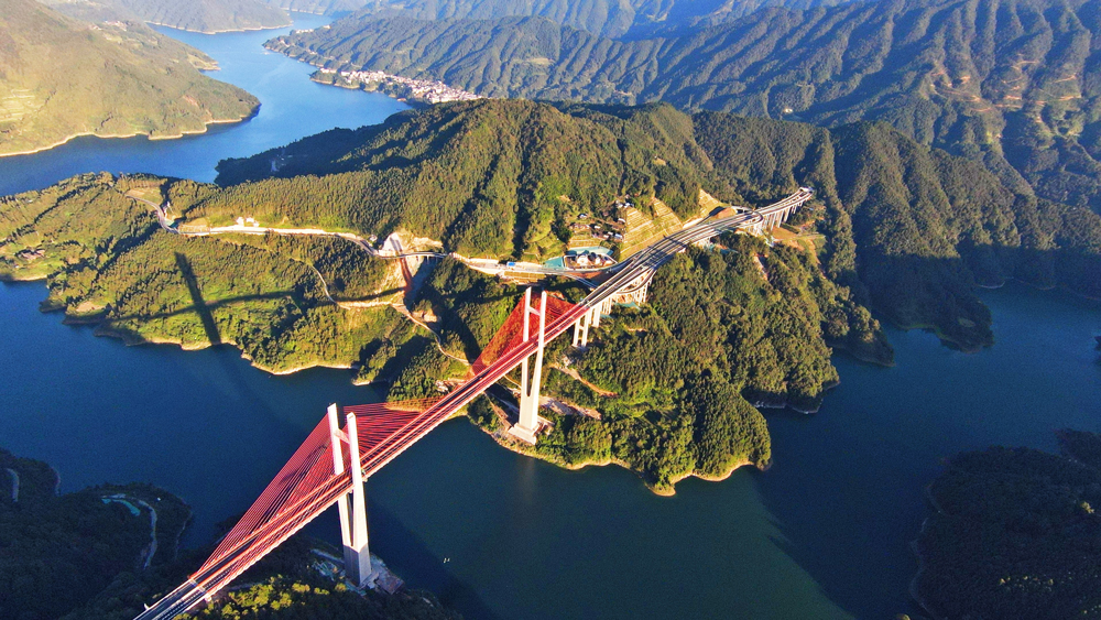 據(jù)了解，劍黎高速是貴州省新增織密高速網(wǎng)的重點(diǎn)建設(shè)項(xiàng)目，建成通車后，劍河與黎平之間車程將縮短至1小時(shí)左右，并與貫通全省的南北高速公路網(wǎng)形成互聯(lián)互通，對(duì)構(gòu)建黔東南州黃金旅游通道、加快沿線資源綜合開(kāi)發(fā)、助力鄉(xiāng)村振興、促進(jìn)民族地區(qū)和革命老區(qū)經(jīng)濟(jì)高質(zhì)量發(fā)展具有十分重要的意義。圖為劍黎高速南孟溪特大橋。