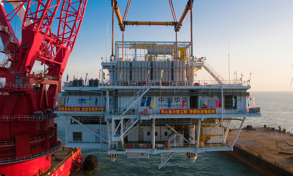 除了面對場址水深涌急、施工窗口短暫等困難，擺在建設人員眼前的還有受臺風影響，海上作業區仍存在較大涌浪及突風問題。為確保吊裝作業順利完成，中國華能海南公司積極協同各參建單位反復推敲，模擬吊裝環節進行全流程推演，不斷改進優化，編制專項施工方案，完成升壓站起吊、對接、就位等一系列施工工序，最終海上升壓站上部組塊與導管架精準對位合體。