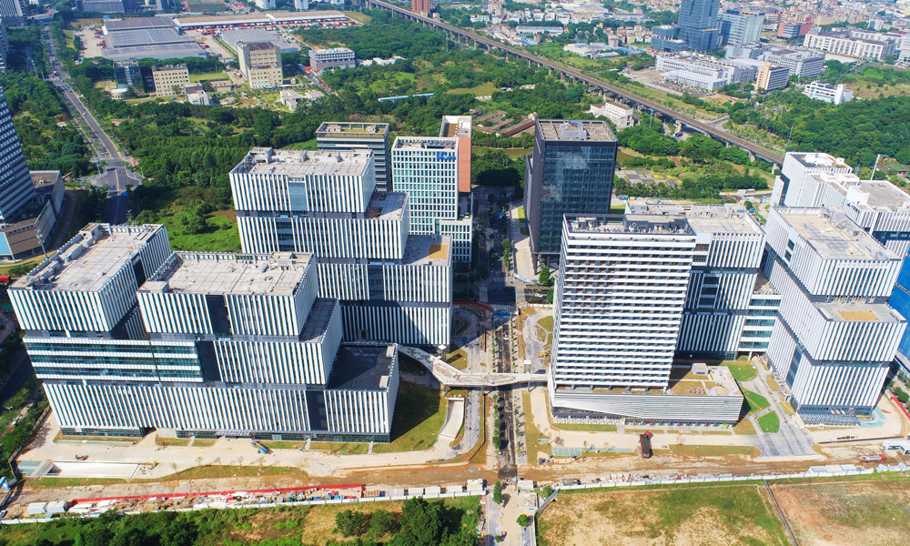 由中國建筑旗下中建科技承建的深港生物醫藥產業園設計采購施工總承包（EPC）項目，是裝配式混凝土結構廠房，項目位于廣東省深圳市，總建筑面積24.13萬平方米，包括3棟廠房和1棟配套商業、食堂、宿舍綜合樓，項目投用后將成為集基礎研發、成果轉化、臨床應用、高端制造于一體的生物醫藥產業標桿園區，助力深圳坪山打造生物醫藥產業名片。