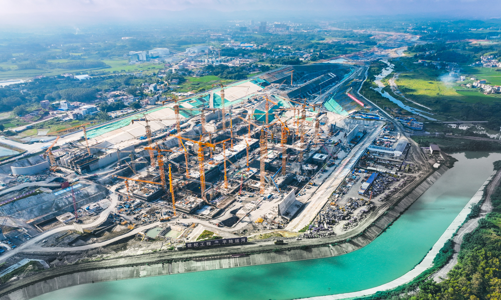 該工程建設內容主要包括雙線三級省水船閘、5孔泄水閘、中部連接壩等，船閘為Ⅰ級，可通航5000噸級船舶。