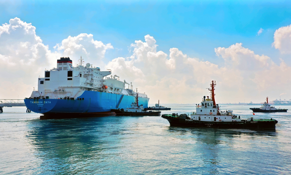 據統計，今年6月至今，中國海油湄洲灣“綠能港”共完成11艘LNG船接卸，卸貨量超65萬噸，外輸天然氣超10億方，為福建省“迎峰度夏”供氣保電工作提供有力保障。圖為巴拿馬籍運輸船“丹古爪哇” 輪在中國海油湄洲灣“綠能港”接收站碼頭卸貨作業現場。