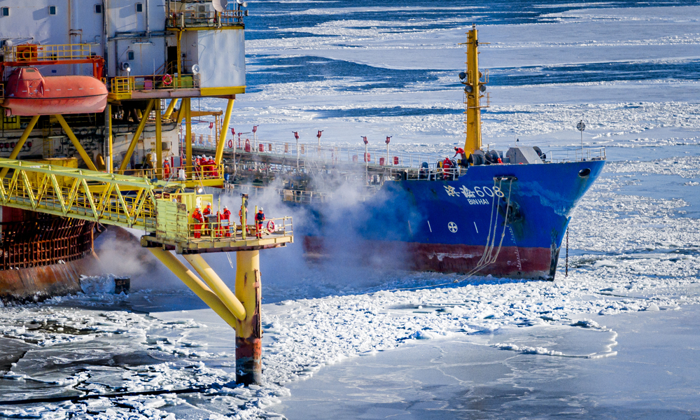 中國海油錦州9-3油田結合冰情，提前做好防凍物資儲備和破冰船調動，兩條破冰船24小時值守并實施破冰作業，減小海冰沖擊對平臺的影響，保障平臺生產平穩運行。