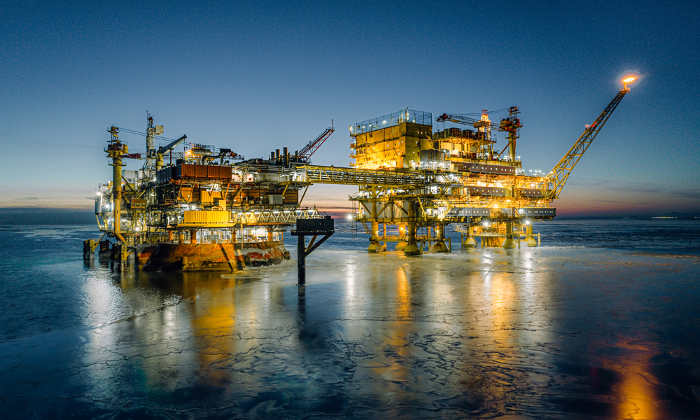 夜幕下的錦州9-3油田。