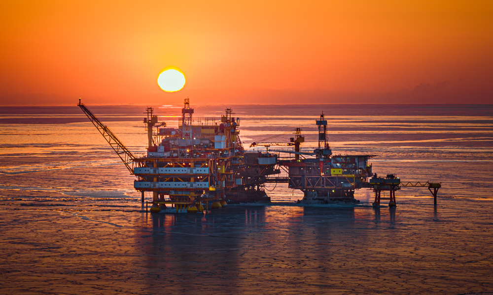 夕陽下的錦州9-3油田。