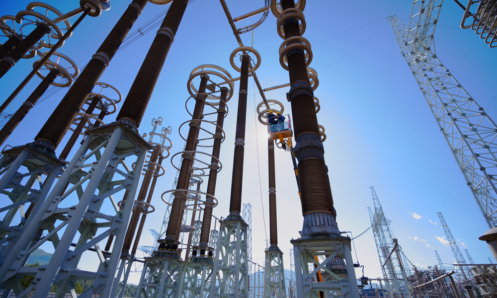 南方電網(wǎng)超高壓公司大理局運(yùn)維人員在極1直流線路F5避雷器靠出線側(cè)裝設(shè)500千伏接地線。