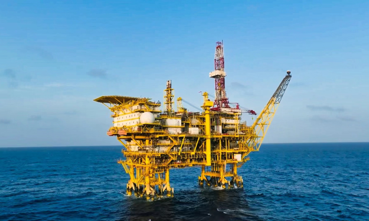 文昌油田群現已形成“風電+氣電+智慧電網”的一體化供電新模式，為探索油氣勘探開發與新能源融合發展提供了新路徑。圖為文昌13-6油田在“海油觀瀾號”發出的綠電下正常運行。