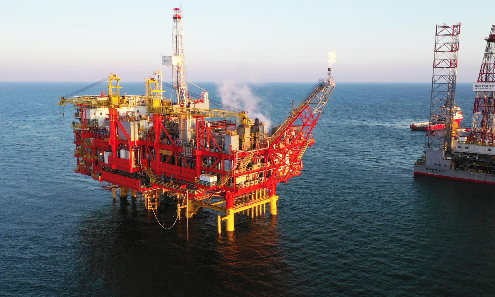 近日，旅大21-2油田累計熱采原油突破80萬噸，創(chuàng)我國海上稠油油田熱采累產(chǎn)原油新紀(jì)錄。圖為旅大21-2油田開展稠油熱采注熱作業(yè)。