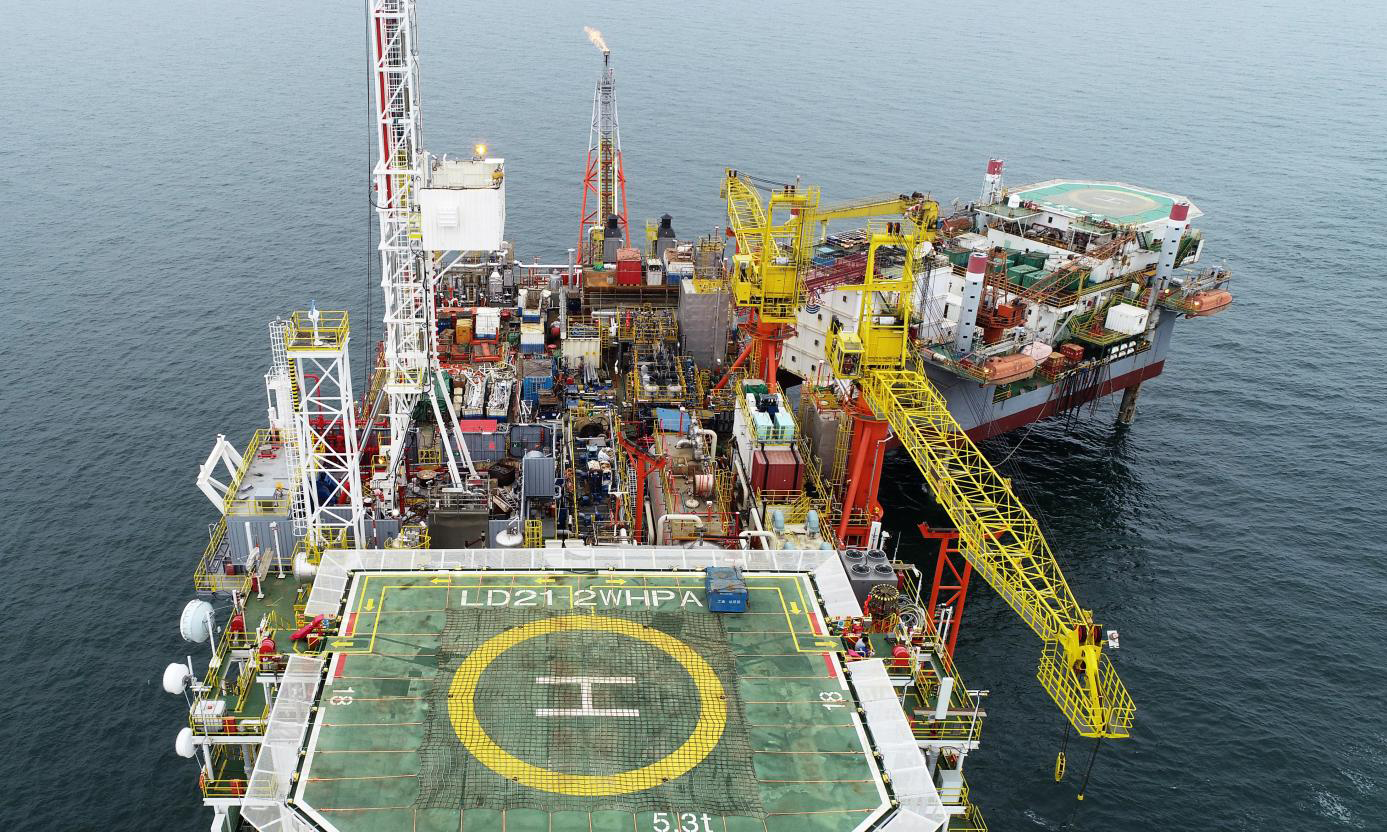 旅大21-2油田位于渤海遼東灣海域，油藏條件復(fù)雜，地層壓力高，原油黏度大，流動性差，常溫條件下外觀如同一塊“黑鐵”，冷采采收率低。同時受海上平臺空間小、作業(yè)成本高等因素限制，實現(xiàn)規(guī)模化經(jīng)濟(jì)開發(fā)十分困難。圖為旅大21-1平臺注熱設(shè)備布置。