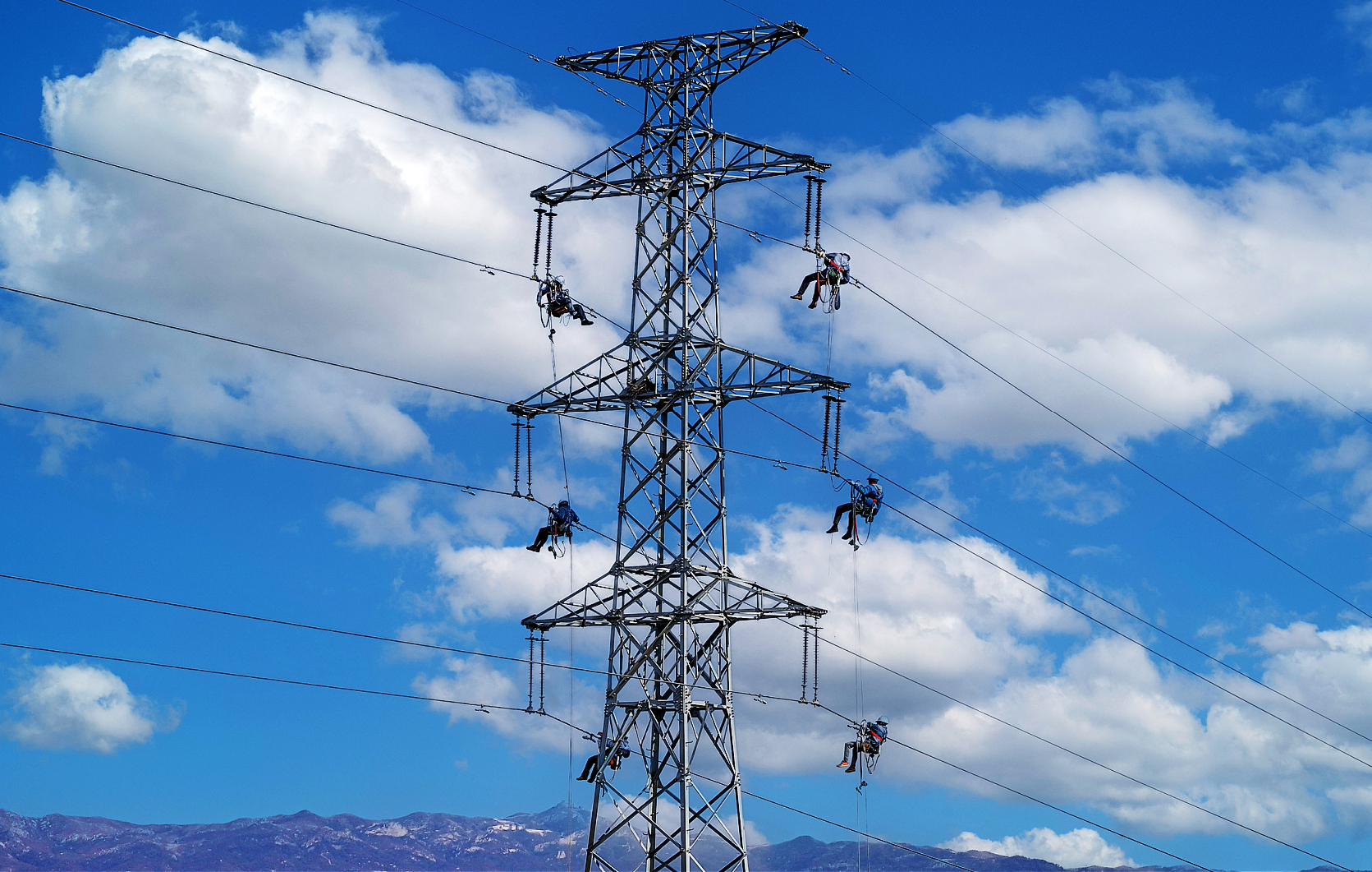 冬季來臨，保供保暖事關(guān)民生。近日，國家電網(wǎng)有限公司召開2024年迎峰度冬保供保暖電視電話會(huì)議，全面貫徹落實(shí)黨中央、國務(wù)院今冬明春保供保暖工作部署，細(xì)化明確民生用電保供工作要求，把確保民生用電作為重中之重，加強(qiáng)電采暖運(yùn)維保障，提升供電服務(wù)質(zhì)效，以安全可靠的電力供應(yīng)保障人民群眾溫暖過冬，更好地服務(wù)經(jīng)濟(jì)社會(huì)發(fā)展大局。圖為國家電網(wǎng)山東威海供電公司工作人員在110千伏榮蜊線安裝防舞動(dòng)間隔棒，確保度冬期間電網(wǎng)穩(wěn)定運(yùn)行。