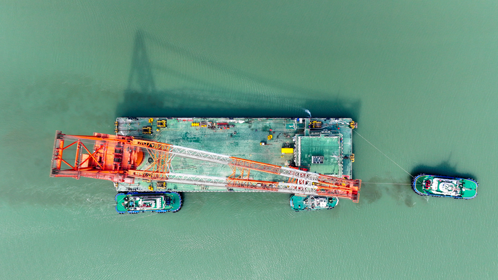 該船船長128米，型寬40米，型深8.6米，設計吃水深度4.8米。船上裝備了6點錨泊定位系統和一臺2200噸全回轉重型起重機，其最大作業回轉半徑為80米，最大起升高度可達甲板面以上115米，是目前華南地區同類產品中起吊能力最強、回轉半徑和起升高度最大的船型。