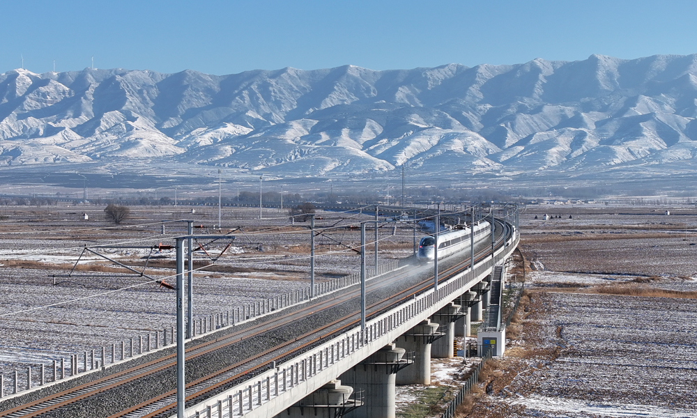 近日，中國中鐵旗下中鐵三局、六局、電氣化局、隧道局、建工、上海局參建的集寧經(jīng)大同至原平高速鐵路（簡稱集大原高鐵）開通運(yùn)營。集大原高鐵是我國“八縱八橫”高速鐵路網(wǎng)呼和浩特至南寧通道的重要組成部分，線路設(shè)計(jì)時(shí)速250公里，北起內(nèi)蒙古烏蘭察布市（集寧），經(jīng)山西大同、朔州，在忻州原平接入大西高速鐵路。開通運(yùn)營后，太原至呼和浩特車程將由原先5個(gè)多小時(shí)壓縮至2.5小時(shí)左右。