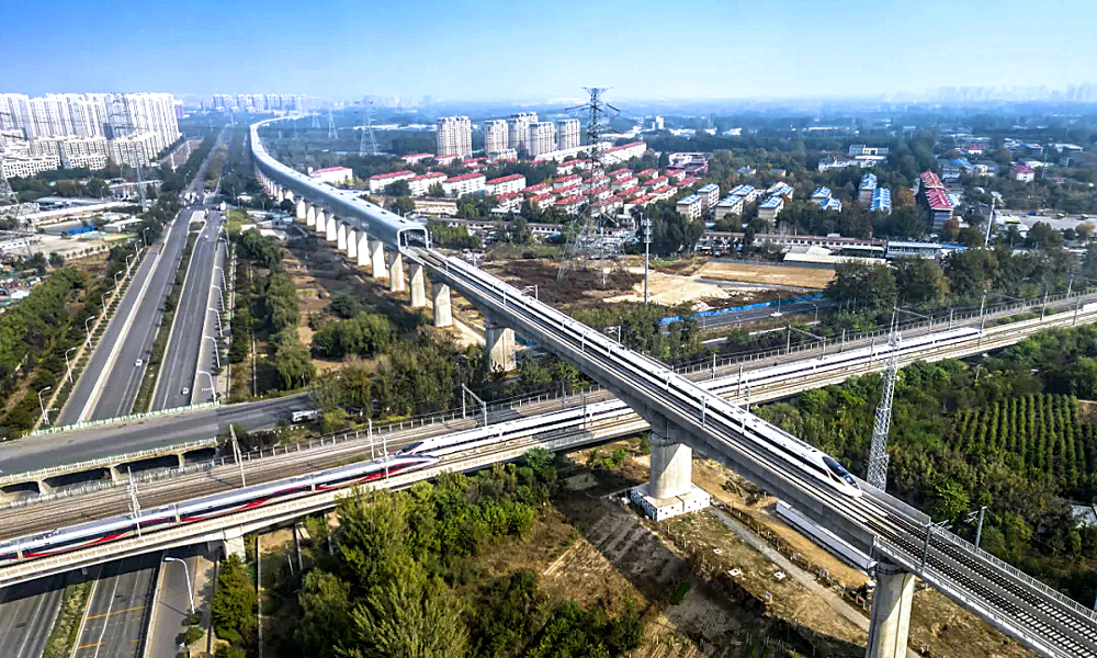近日，懷柔至大興城際鐵路廊坊北至大興機(jī)場段（簡稱懷興城際廊興段）開通運(yùn)營，固安東至大興機(jī)場站城際鐵路聯(lián)絡(luò)線同步開通，懷興、津興、京雄城際鐵路實(shí)現(xiàn)互聯(lián)互通，“軌道上的京津冀”建設(shè)再添新通道。懷興城際鐵路起自北京市懷柔區(qū)懷柔南站，經(jīng)北京市順義區(qū)、通州區(qū)、河北省廊坊市，接入北京大興機(jī)場站，線路全長135公里，設(shè)13座車站。固安東至大興機(jī)場站城際鐵路聯(lián)絡(luò)線全長10公里，主要連接懷興城際、津興城際鐵路，中國中鐵旗下中鐵十局、電氣化局、建工參建。