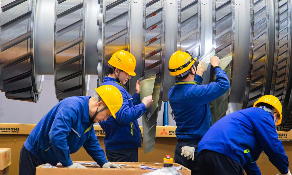 東方電氣集團(tuán)工作人員在進(jìn)行巴中（通江）燃?xì)獍l(fā)電工程1號(hào)項(xiàng)目燃?xì)廨啓C(jī)轉(zhuǎn)子葉片裝配。東方電氣掌握包括H級(jí)、F級(jí)、H100、G50等機(jī)型最為豐富的燃?xì)廨啓C(jī)的設(shè)計(jì)制造技術(shù)，也是國(guó)內(nèi)行業(yè)首家燃機(jī)產(chǎn)出達(dá)到百臺(tái)的企業(yè)。2025年，燃?xì)廨啓C(jī)業(yè)務(wù)依舊繁忙，20余臺(tái)套燃機(jī)將執(zhí)行產(chǎn)出。