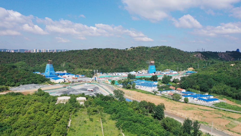 近日，中國五礦陳臺溝鐵礦項目建設現場一片繁忙景象。作為國家“基石計劃”首批開工的重點項目，陳臺溝鐵礦緊緊錨定“2026年7月實現試生產”目標，狠抓井巷工程建設，倒排網絡計劃，加快關鍵線路施工，力爭2025年全年完成29.5萬立方米工程量，確保年底前井巷工程完成90%以上，為明年按期進入生產階段打下堅實基礎。