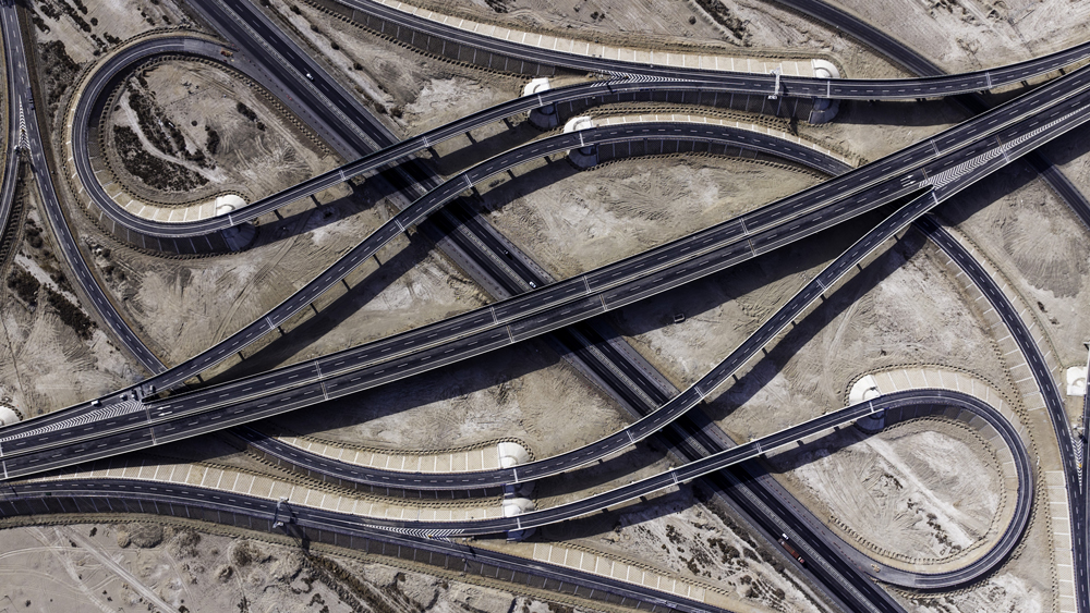 該路段位于巴音郭楞蒙古自治州境內，全長143公里，主線共設置特大橋10座、大橋42座、中橋26座、小橋25座、涵洞213道、互通立交7處及6座收費站和3個服務區等。