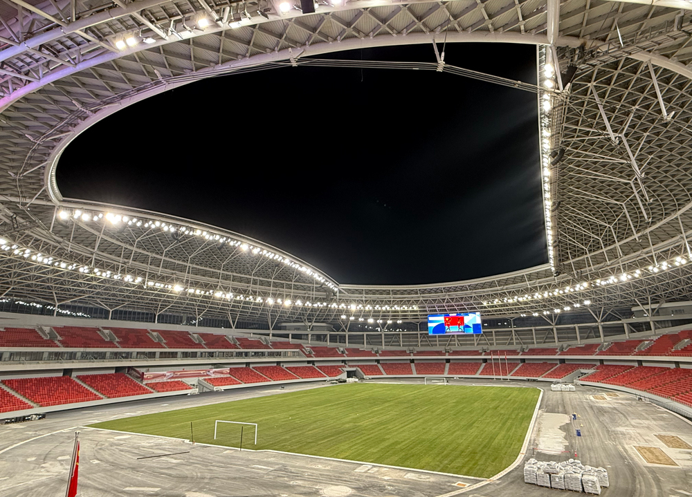 雄安體育中心既是雄安新區(qū)重要的體育活動(dòng)配套設(shè)施，可承接高規(guī)格國(guó)際賽事、演藝演出、會(huì)議會(huì)展等活動(dòng)，也是一座面向全城民眾的綜合性體育公園，可滿足市民體育鍛煉、休閑娛樂、購(gòu)物消費(fèi)等多樣化需求。