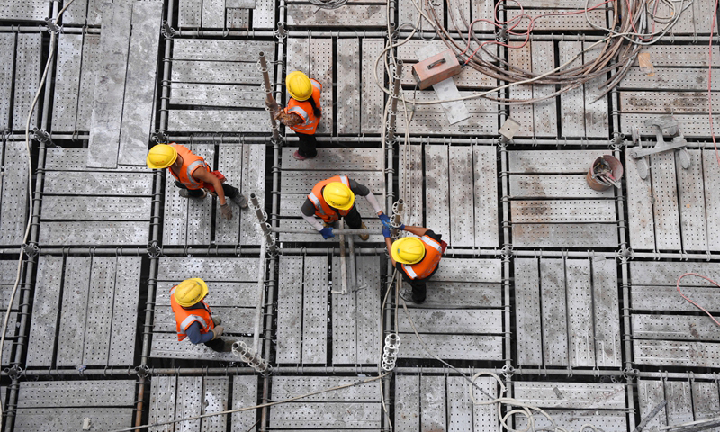 5月5日，工人在三亞河口通道工程項(xiàng)目現(xiàn)場施工。新華社記者 趙穎全 攝