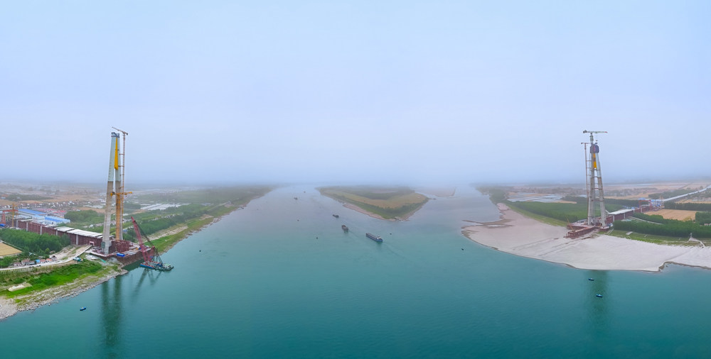 觀音寺長江大橋預計于2026年下半年合龍，建成后對推進交通強國建設、完善長江經濟帶骨干路網結構、優化湖北省高速公路網布局、助力湖北“一主引領、兩翼驅動、全域協同”區域發展戰略具有重要意義。圖為觀音寺長江大橋施工現場全景。