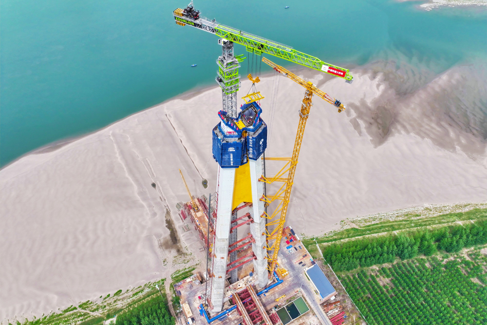 觀音寺長江大橋是武松高速的關鍵控制性工程，主橋全長1860米，主跨1160米，北岸主塔高262米，創下世界最大跨徑的公路斜拉橋、最大跨徑的混合式組合梁斜拉橋、首座超千米混合式鋼-UHPC組合梁斜拉橋、最大直徑的摩擦群樁基礎，梁寬最寬、重量最大的短線法預制滑移混凝土梁節段五項“世界之最”。圖為觀音寺長江大橋主塔施工現場。