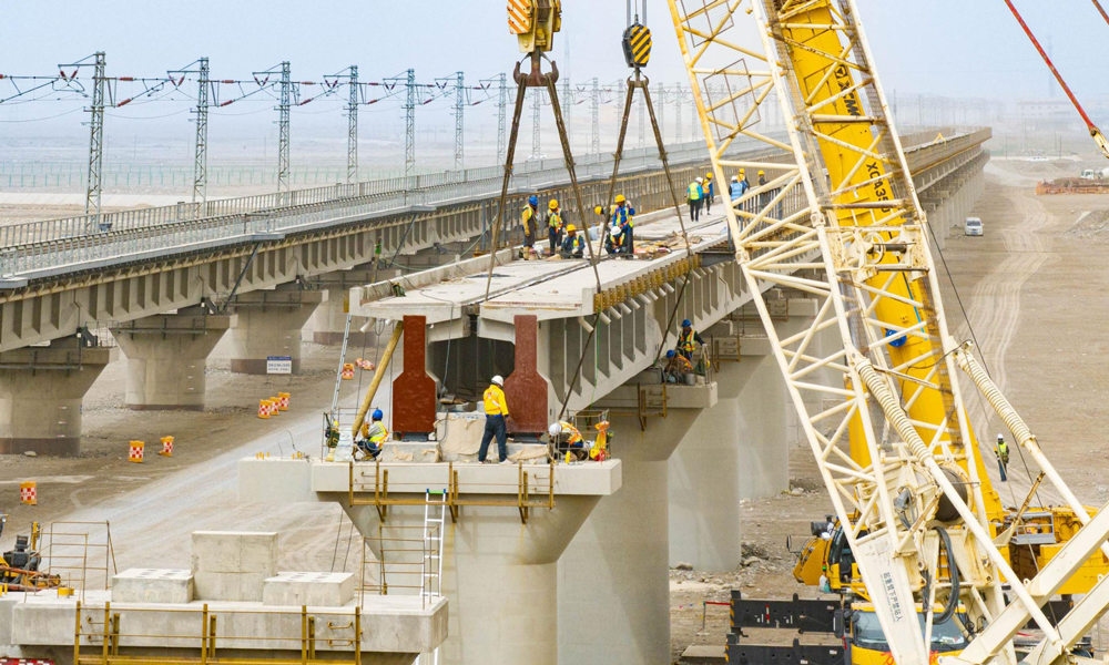 羅若鐵路全線建成后，將連通既有和若鐵路、哈羅鐵路，并與蘭新鐵路、格庫(kù)鐵路銜接，形成多徑路的進(jìn)出疆通道，對(duì)助力沿線礦產(chǎn)資源開(kāi)發(fā)，提升“公轉(zhuǎn)鐵”運(yùn)輸能力，優(yōu)化完善區(qū)域路網(wǎng)布局具有積極意義。