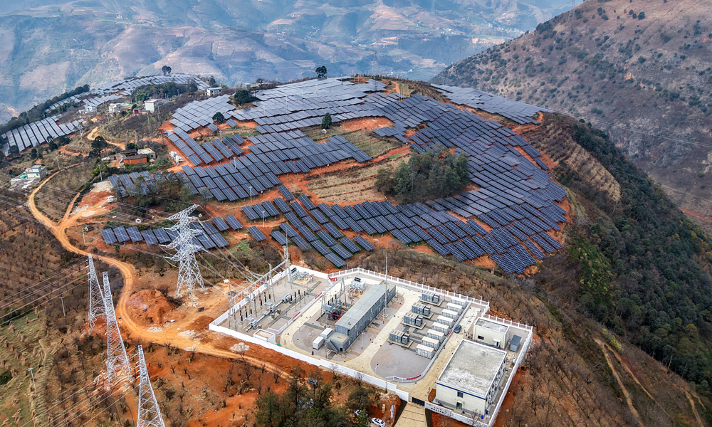 近日，由東方電氣集團所屬東方光能投資建設的云南祿勸200兆瓦農光互補光伏項目順利實現全容量并網。該項目是目前已投運的國內規模最大高海拔農光互補光伏項目，將助力西南地區“光伏+農業”融合發展邁入新征程。項目占地面積約3800畝，直流側裝機240兆瓦，總投資約8億元，自2024年7月開工建設，東方光能僅用10個月時間，在海拔2000米的云貴高原上建起了一座“藍色海洋”，為區域能源結構轉型與鄉村振興注入強勁動能。