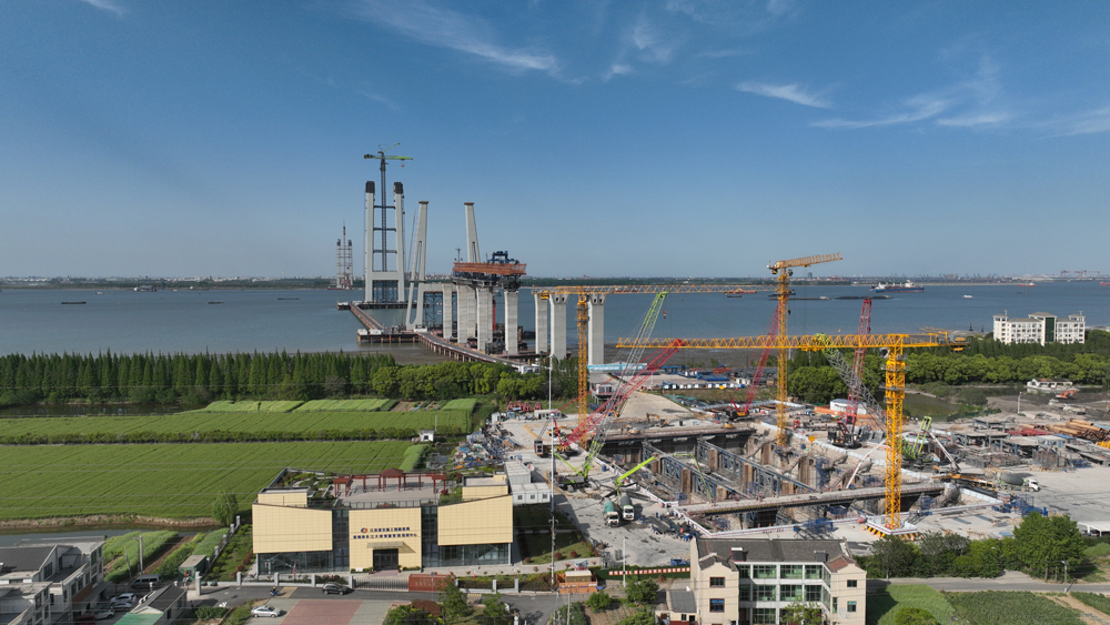 近日拍攝的張靖皋長江大橋建設現場。