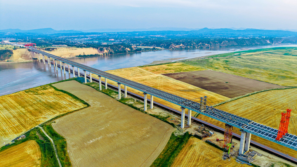 近日，由中國中鐵旗下中鐵工業參建的焦作至平頂山高速公路焦作至滎陽段（簡稱焦平高速焦滎段）黃河特大橋順利合龍。