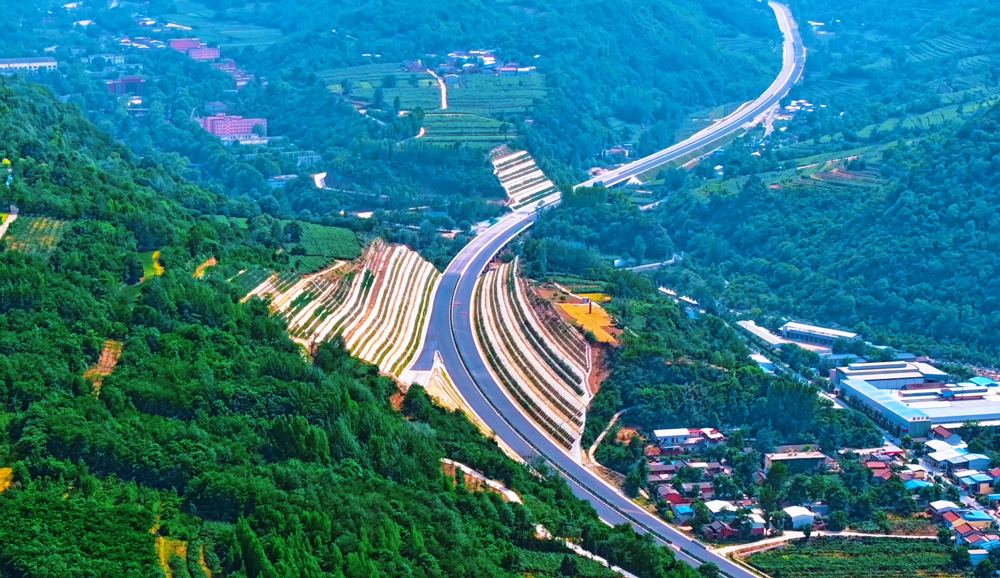 施工中，建設團隊深入開展秦嶺山地復雜環境下長大隧道施工技術攻關，動態優化施工方案，創新運用化學漿液快速注漿堵水加固等技術，成功穿越了多個斷層破碎帶。通過采用超前鉆探、地質雷達等超前地質預報方式，確保洞內施工安全。圖為眉太高速公路遠景航拍。