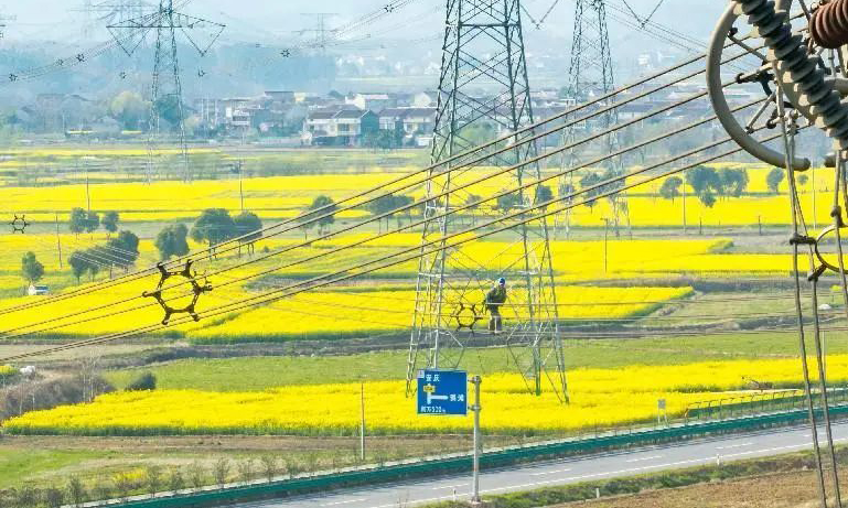 國家電網安徽省電力有限公司工作人員檢修±800千伏復奉線安徽段。