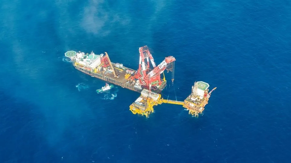 此次率先投產的番禺10-1平臺按照智能化、數字化標準設計，重量僅為常規平臺的三分之一，設備數量僅為常規平臺的五分之一，大量采用了智能閥門、儀表、控制系統等新型設備，可實現遠程操作及臺風模式下無人化生產。平臺通過一條52米的棧橋與已建的番禺10-2平臺連接，充分利用已有資源，有效降低油田開發成本。圖為工程船進行棧橋安裝作業。