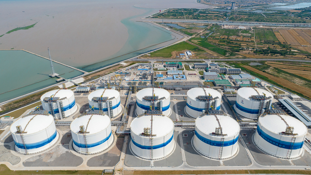 近日，國內規模最大LNG（液化天然氣）儲備基地——中國海油鹽城“綠能港”的10號LNG儲罐完成預冷并順利進液，標志著中國海油首座自主研發、自主設計、自主建造的全球單罐容量最大的27萬立方米LNG儲罐一次性投用成功。