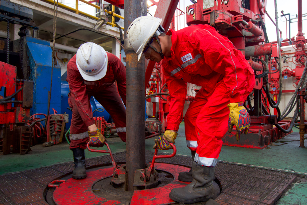 自投產以來，西江30-2B平臺多措并舉保障安全生產，目前已安全試運行超120天。管理團隊通過精細油井管理，對油井進行動態監控、動態分析調整，保障投產油井科學釋放產能，目前已投產5口開發井，日產量超550噸。圖為該平臺鉆井作業現場。