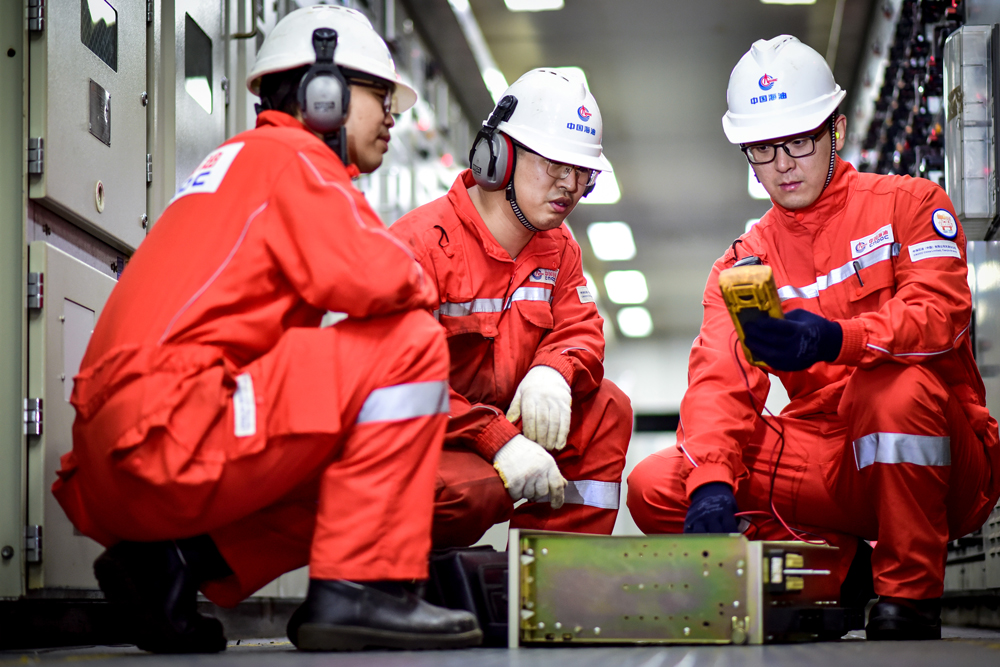 在推進原油上產的同時，渤海油田將天然氣增儲上產作為重點工作推進，通過技術創新、項目聯動和綠色轉型，全面提升天然氣供給能力。與去年同期相比，渤海油田一季度天然氣產量增長超過18%，增幅創新高。其中，渤海首個千億方大氣田渤中19-6凝析氣田持續釋放規模效應，一季度累計生產原油超26萬噸，供應天然氣超2億立方米。