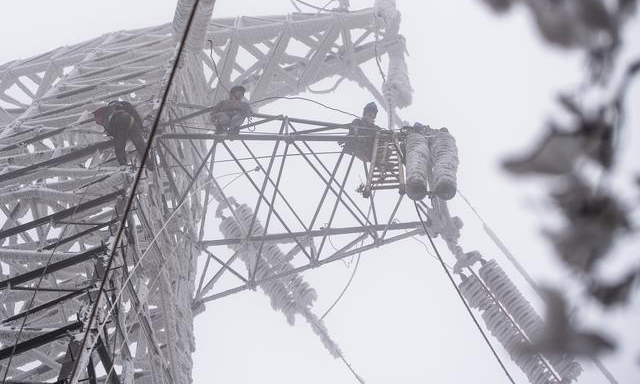 圖為2月12日，國網武漢市黃陂區供電公司工作人員在進行搶修作業。（新華社記者 肖藝九 攝）