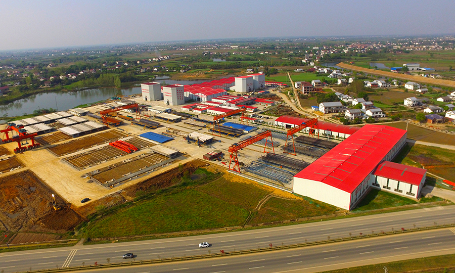 鋼筋尺寸在客戶終端輸入后，加工廠內(nèi)鋼筋機(jī)器人按參數(shù)焊接，成型的鋼架通過自動(dòng)運(yùn)輸車送到制梁作業(yè)臺(tái)，繁忙的制梁生產(chǎn)線上卻鮮有作業(yè)人員……依托信息化管理系統(tǒng)和機(jī)械化大設(shè)備，地處湖南省常德市漢壽縣境內(nèi)的中國(guó)鐵建所屬中鐵十二局常益長(zhǎng)高鐵項(xiàng)目漢壽制梁場(chǎng)不到1個(gè)月就完成了首片箱梁生產(chǎn)、首次箱梁靜載試驗(yàn)、首次箱梁質(zhì)量線上視頻檢驗(yàn)，成為全線復(fù)工最早、進(jìn)度最快、生產(chǎn)效率最高的單位。圖為常益長(zhǎng)高鐵項(xiàng)目漢壽制梁場(chǎng)。（程蕾 攝）