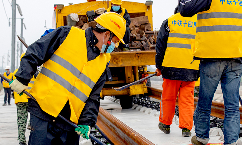 濰萊高鐵是山東省“四橫六縱三環”高速鐵路網布局中濟青高鐵通道的重要組成部分，同時兼顧平度至青島市域（郊）鐵路功能，主要承擔煙臺、威海地區與濰坊及以西地區的旅客交流。項目建成后，將成為膠東半島東部地區至內地的便捷通道，對強化區域聯系，拉動沿線中小城市發展，推動區域城市群形成，完善城市群產業合理分工和結構轉型升級具有重要意義。圖為鋪軌精準就位。