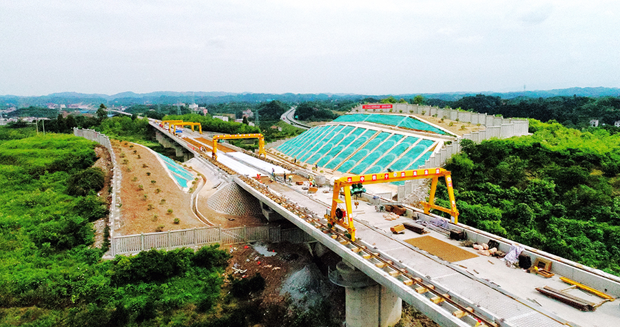 張吉懷鐵路采用無砟軌道系統(tǒng)，相比于傳統(tǒng)的有砟軌道，更能為列車高速平穩(wěn)提供安全行駛條件。施工中，技術人員對軌道板施工進行嚴格的質(zhì)量控制，每一道工序達到技術設計要求，確保工程質(zhì)量。圖為建設中的麻陽西高鐵站。