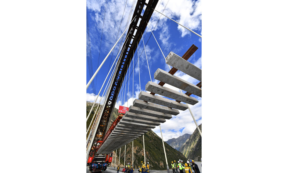 圖為9月20日，中鐵十一局工程技術人員在藏木特大橋上鋪軌。（新華社記者 覺果 攝）