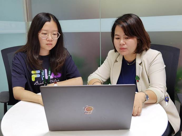 任路（右）和問天嘉（左）一起討論愛如電節(jié)氣活動(dòng)準(zhǔn)備事項(xiàng)。