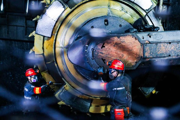 圖為神東煤炭上灣煤礦黨員突擊隊(duì)在采煤工作面檢修設(shè)備.jpg 圖為神東煤炭上灣煤礦黨員突擊隊(duì)在采煤工作面檢修設(shè)備.jpg